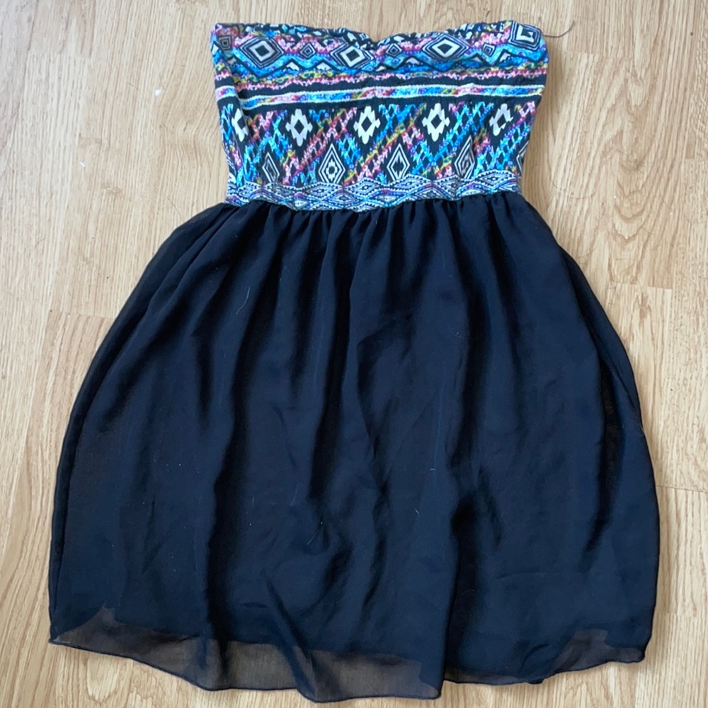 Cute little dress, with knotted backing. Excellent used condition!